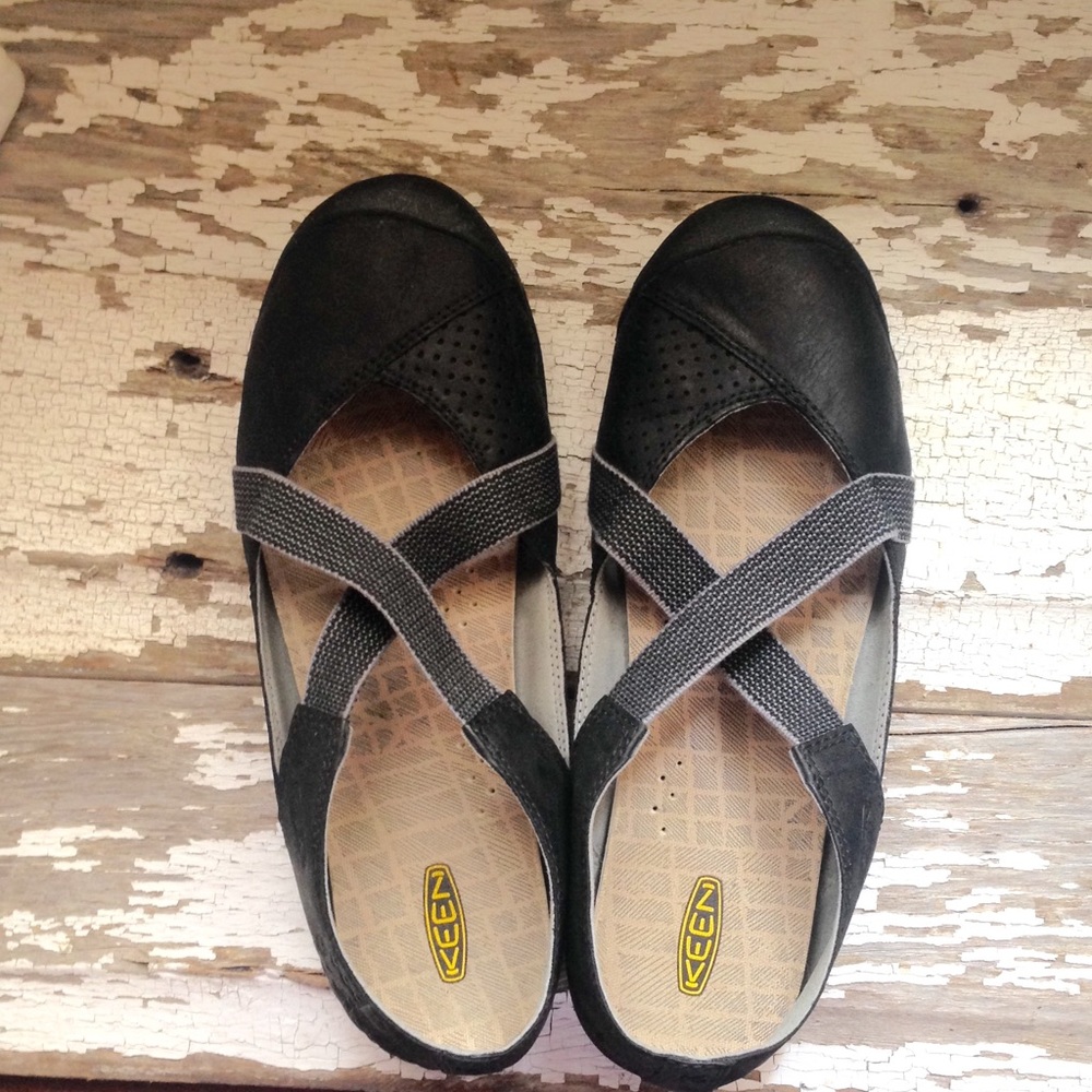 Keen shoes - tag says size US 11 EU 42