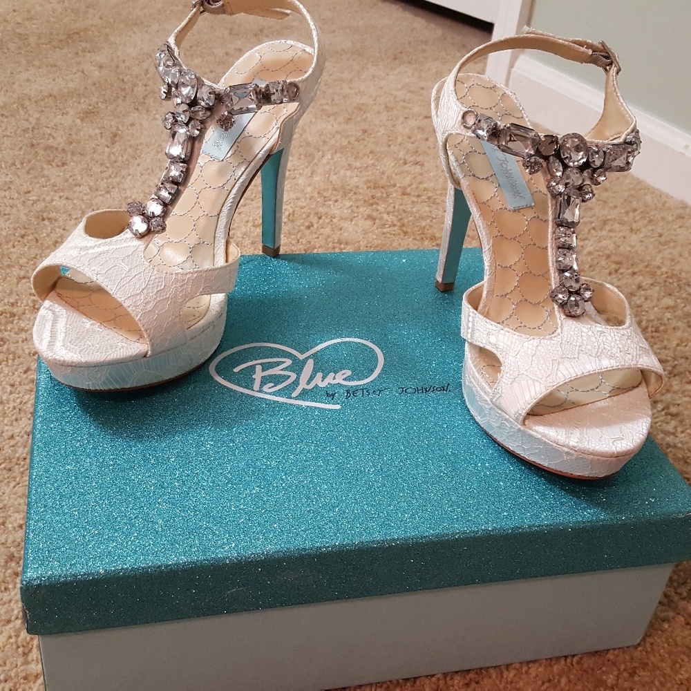 RARE Blue by Betsey Johnson Luxe White 8.5