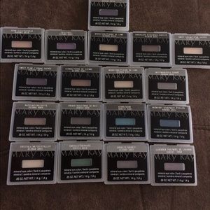 18 eye shadows