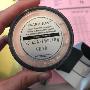 MK Ivory 0.5 Mineral Powder Foundation.