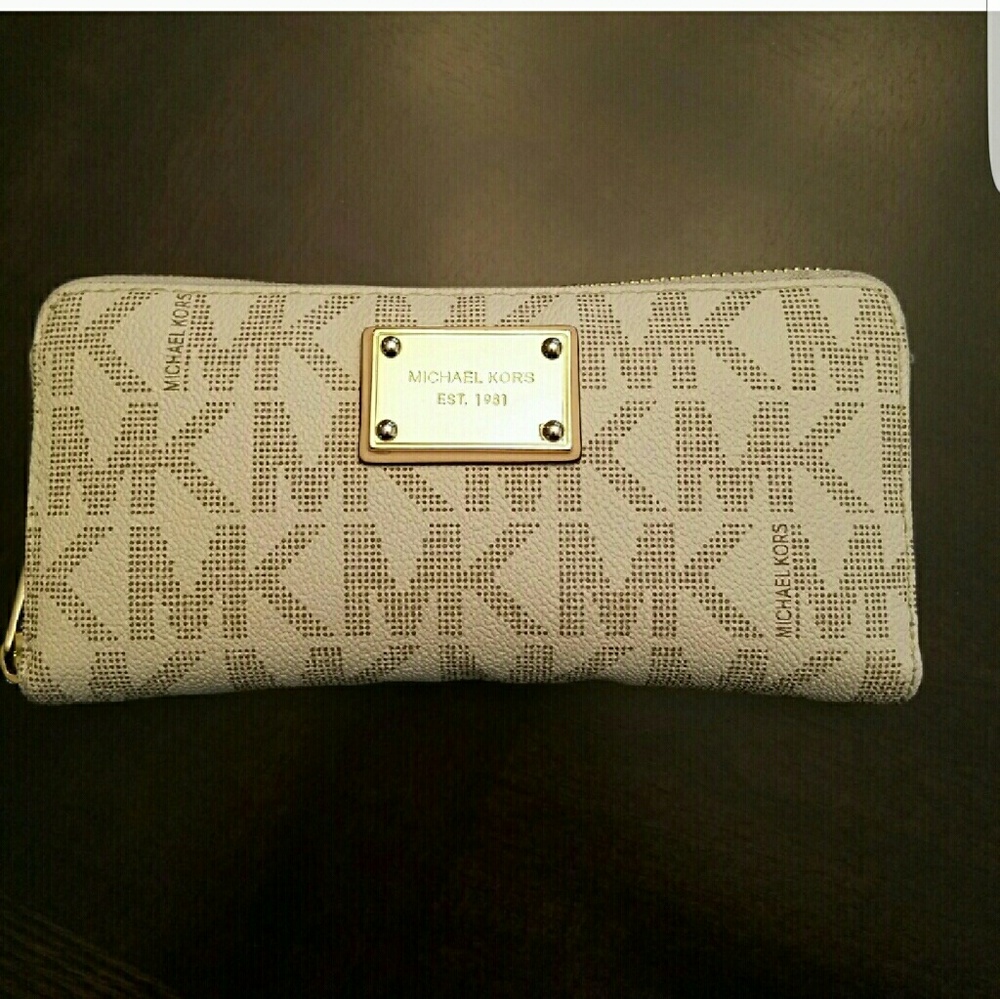 Michael Kors Vanilla wallet, zip