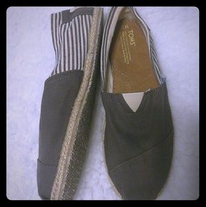 NWOT Tom's taupe brown/gray and cream striped shoe