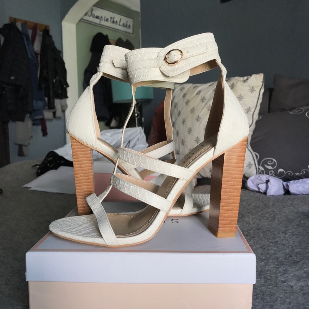SIMMI Lydia white snake heels. NWT size 9