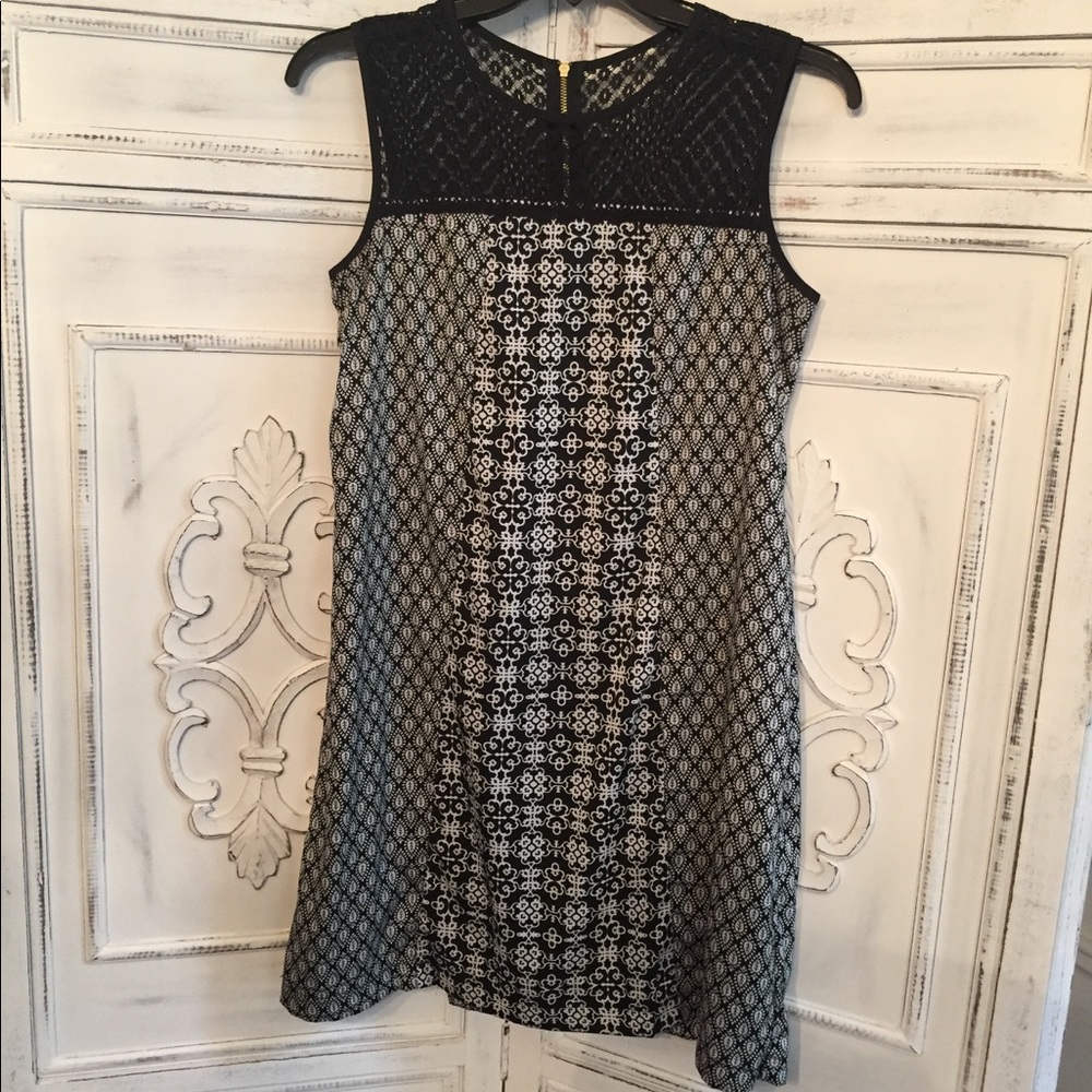 Black and White Sleeveless Shift Dress