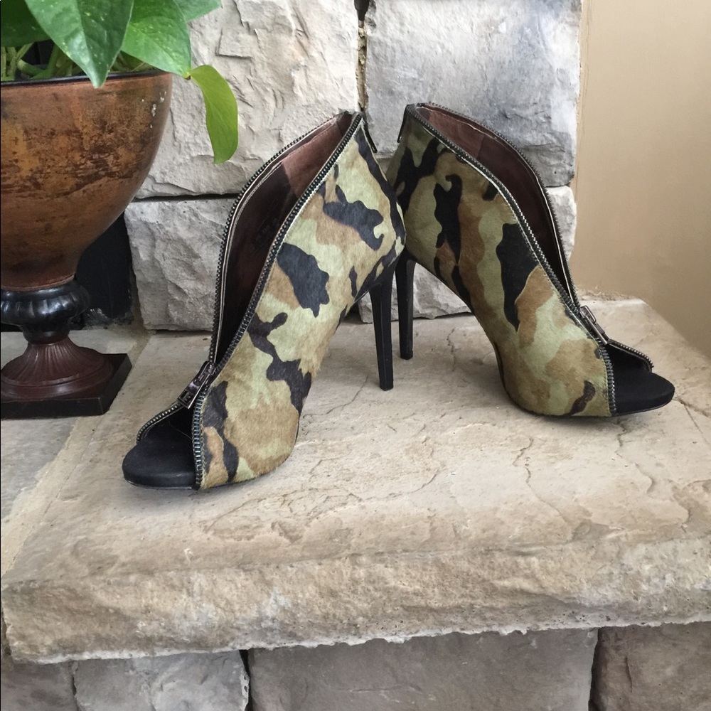 Pony camo pumps!
