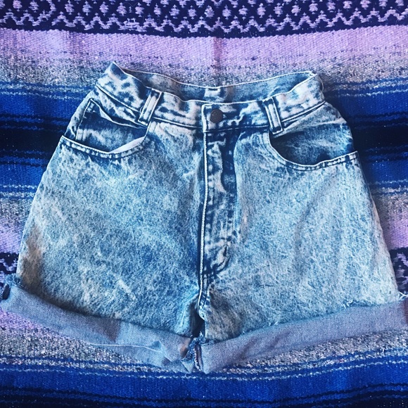 SOLD✨ Vintage High Waist Shorts - Picture 2 of 3