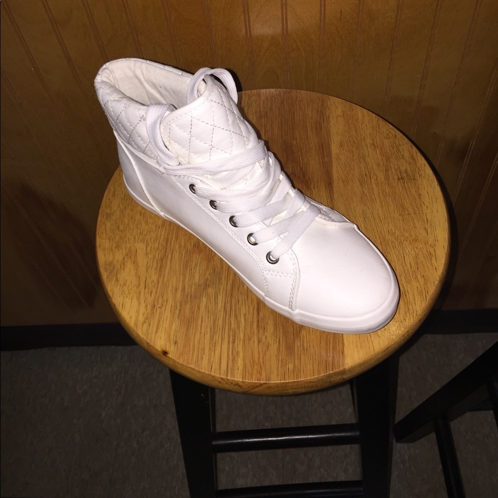 Cute All white Sneakers 👟