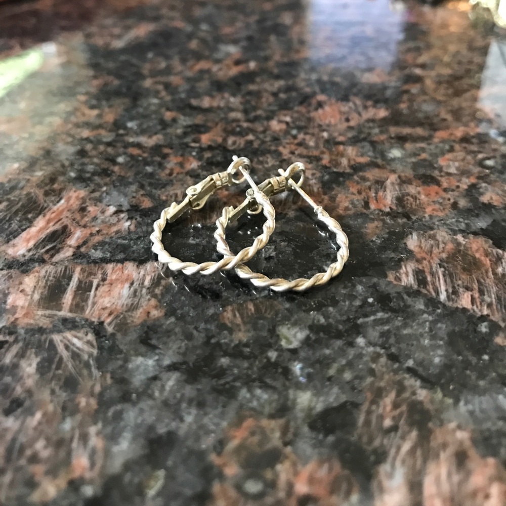 Twisted silver hoop earrings 💫