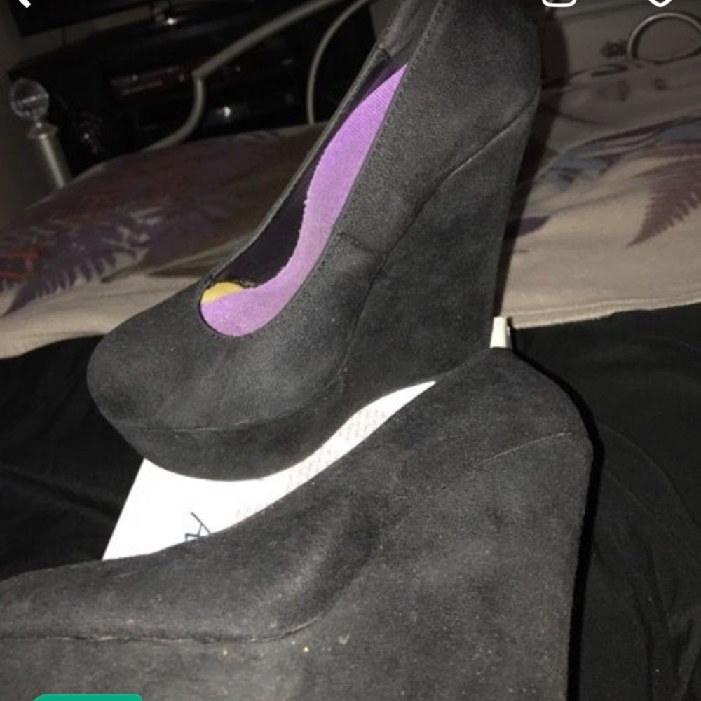 Black wedges