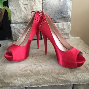 Red satin platform pump