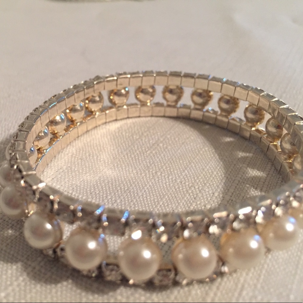 Formal bracelet with pearls and jewels