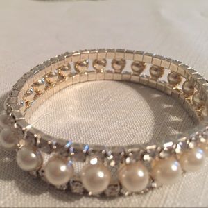 Formal bracelet with pearls and jewels