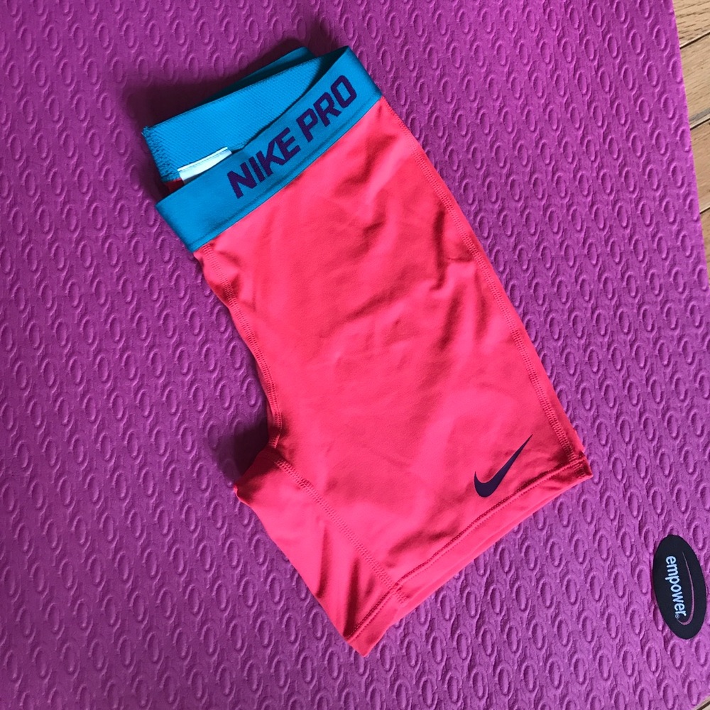 😍Nike compression shorts