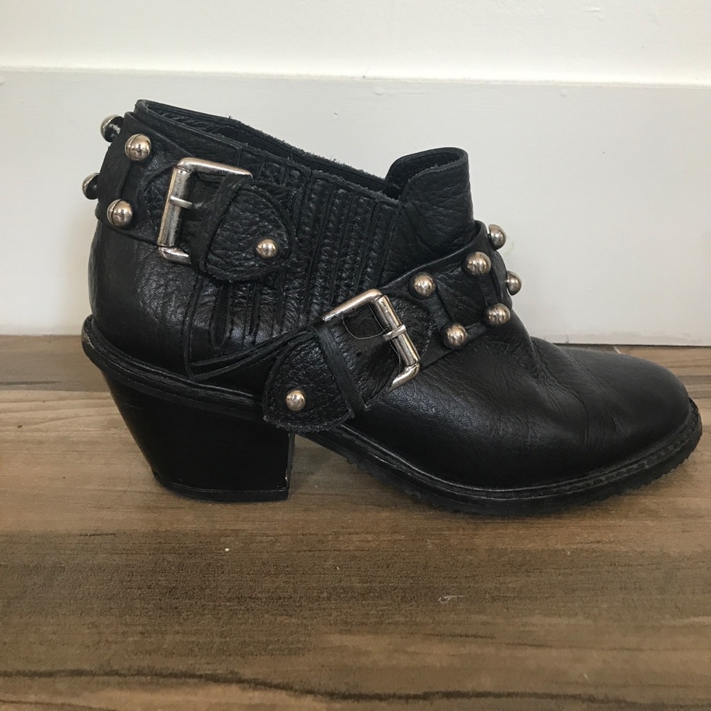Black leather ancle boots
