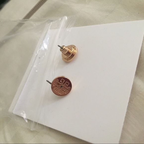 TORY BURCH HEX-LOGO STUD EARRING - Picture 6 of 6