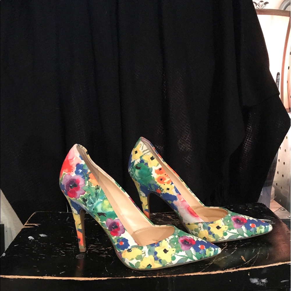 Guess flower shoes