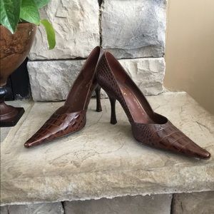 Brown crocodile print pump
