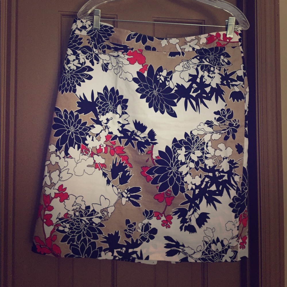 Graphic patterned skirt
