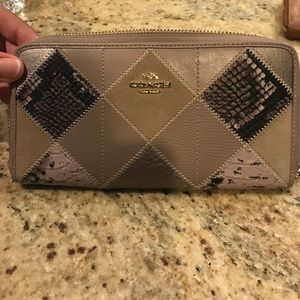 Coach tan pattern wallet!!