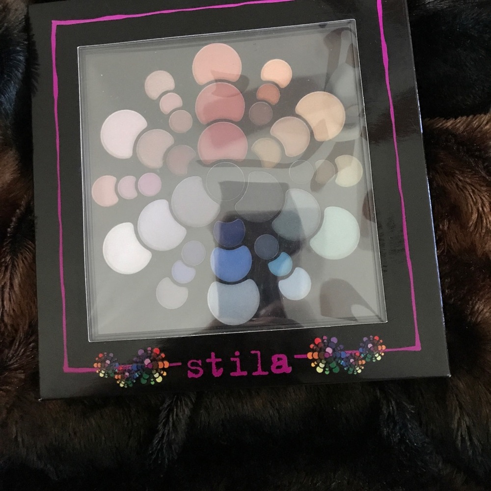 New in box Stila eyeshadow palette