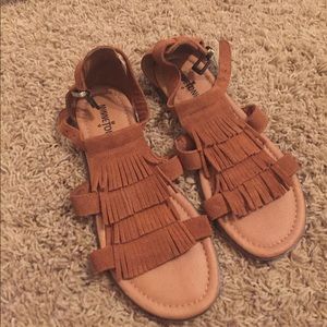 Minnetonka Maui size 6