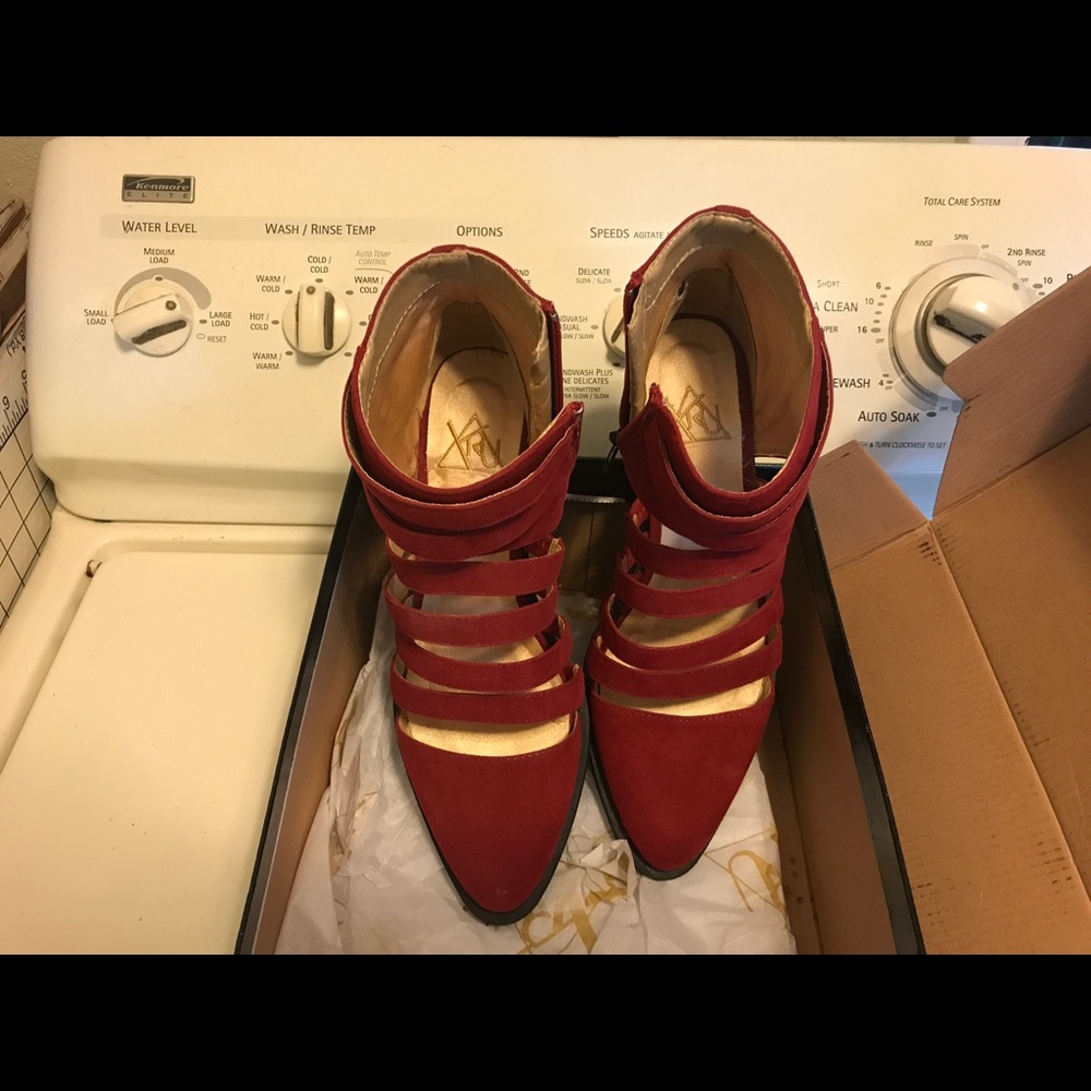 BNIB YRU Xena red strappy boots
