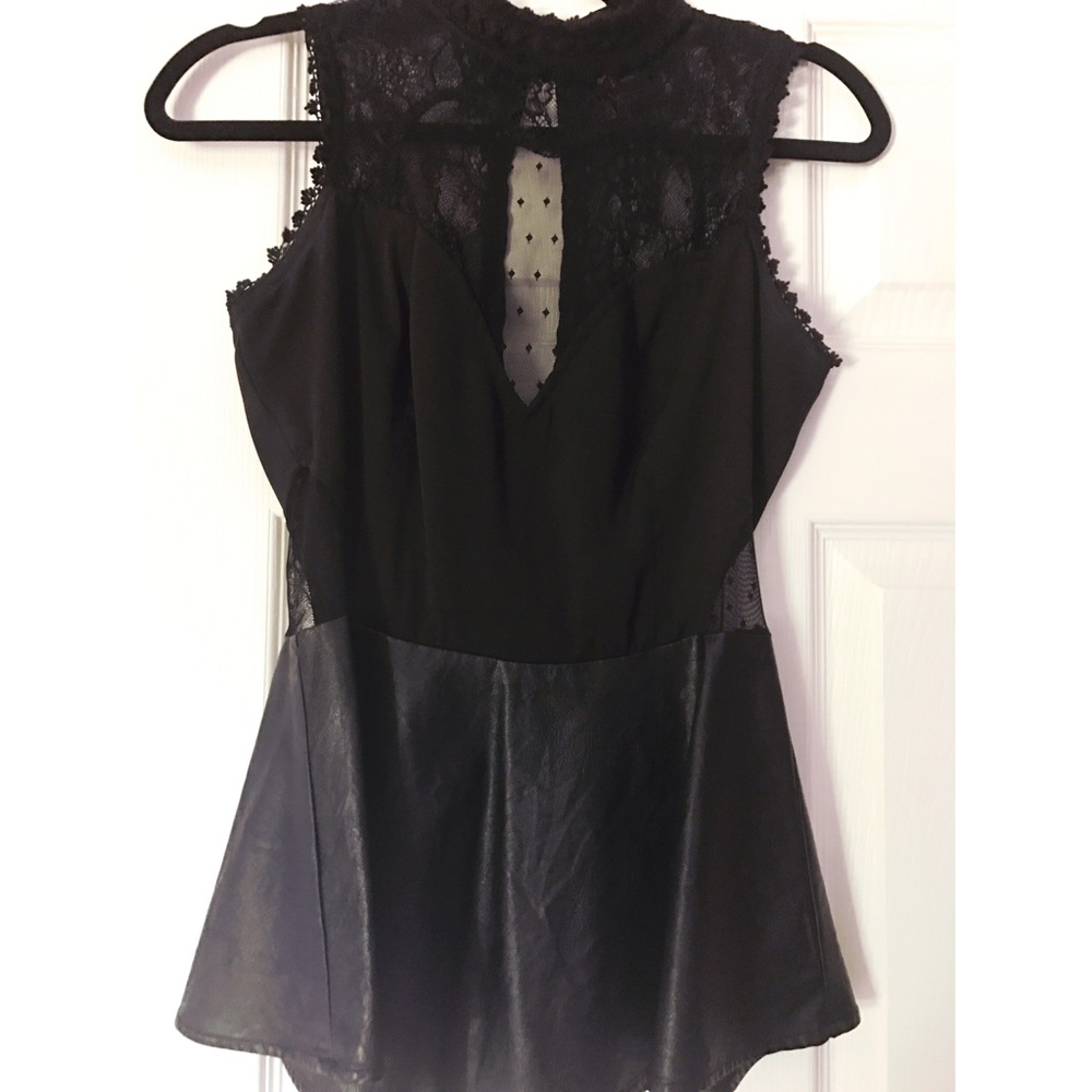 HUGE SALE🎉2B bebe peplum top