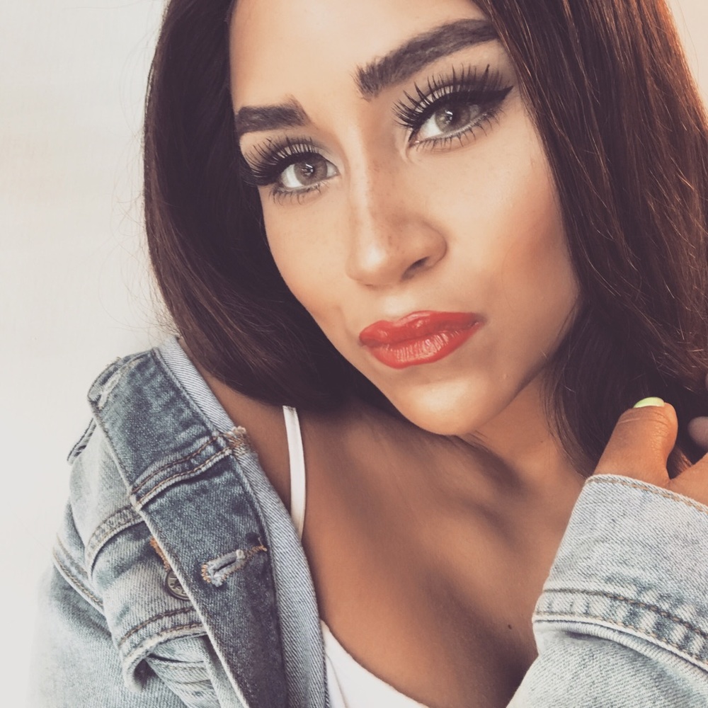 Meet your Posher, Alexia