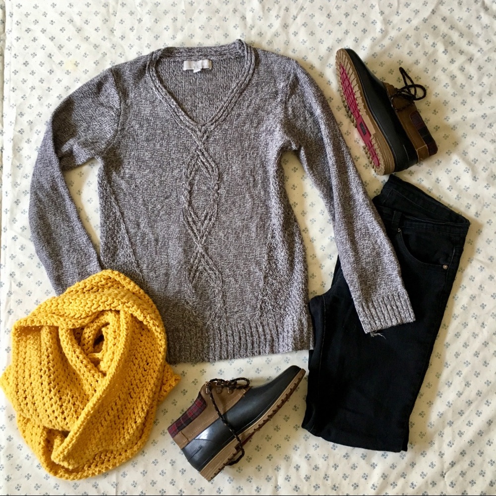 🍁 Loose pattern Knit gray sweater, size L, v neck