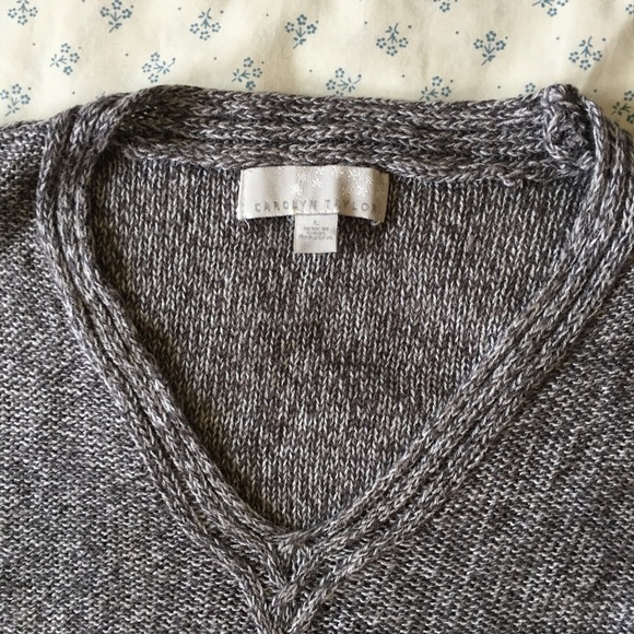 ๐ Loose pattern Knit gray sweater, size L, v neck - Picture 2 of 7