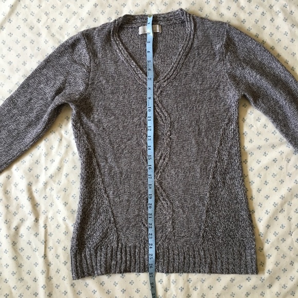 ๐ Loose pattern Knit gray sweater, size L, v neck - Picture 3 of 7