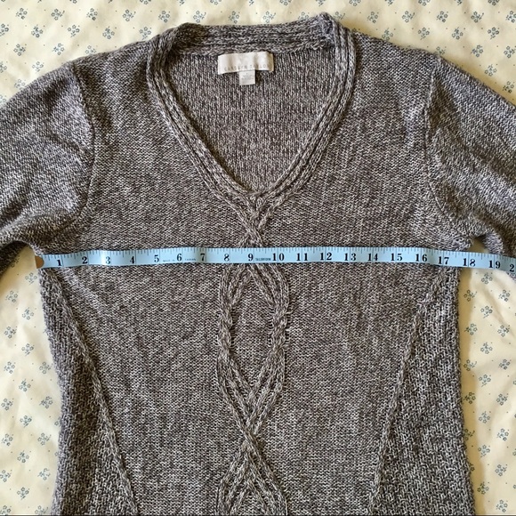๐ Loose pattern Knit gray sweater, size L, v neck - Picture 4 of 7