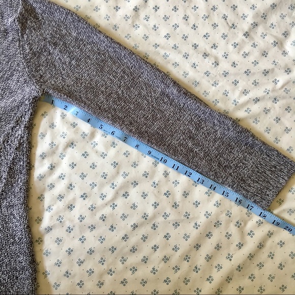 ๐ Loose pattern Knit gray sweater, size L, v neck - Picture 5 of 7