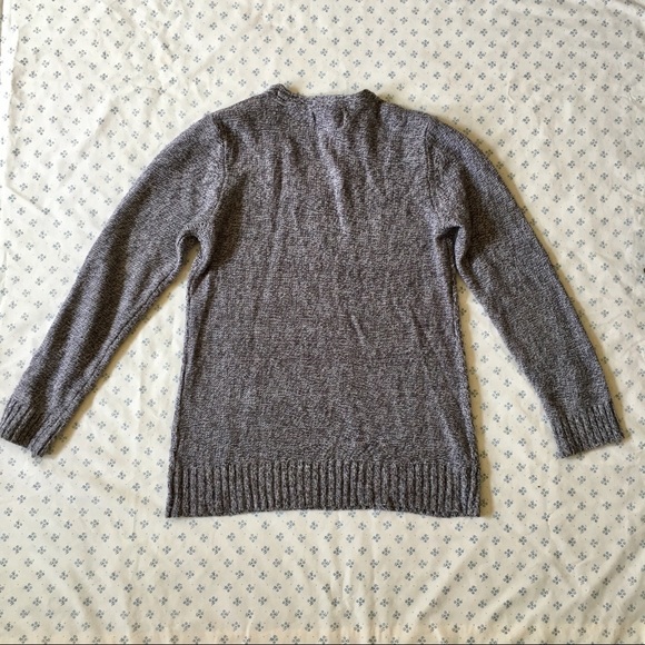 ๐ Loose pattern Knit gray sweater, size L, v neck - Picture 6 of 7