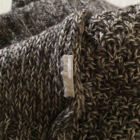 ๐ Loose pattern Knit gray sweater, size L, v neck - Picture 7 of 7