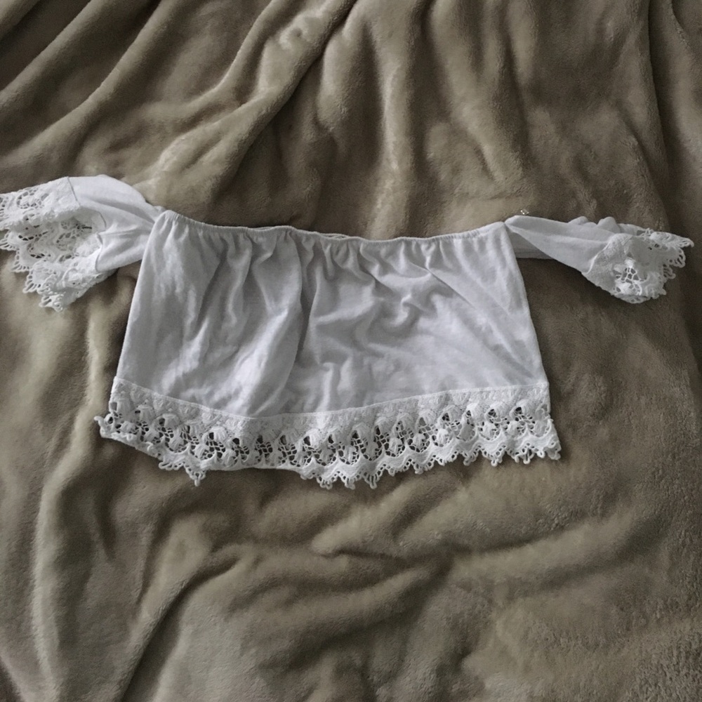 white off the shoulders crop top