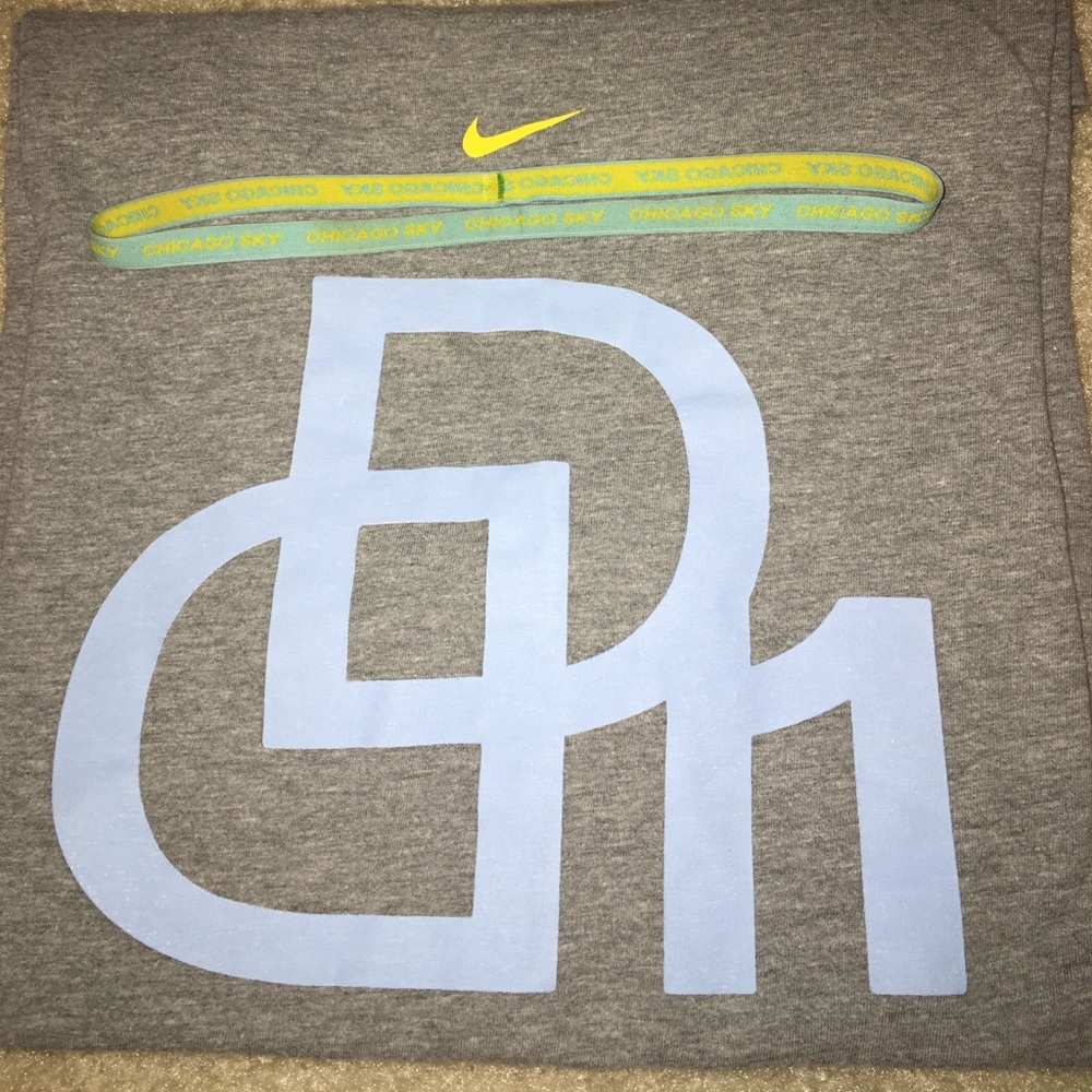 Elena Delle Donne T-shirt w/ Chicago Sky headband