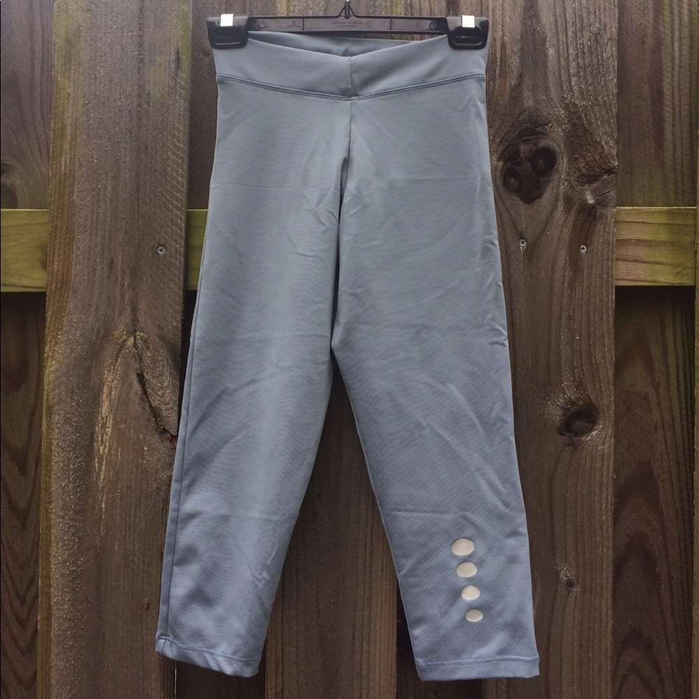 Gray 3/4 active wear leggings