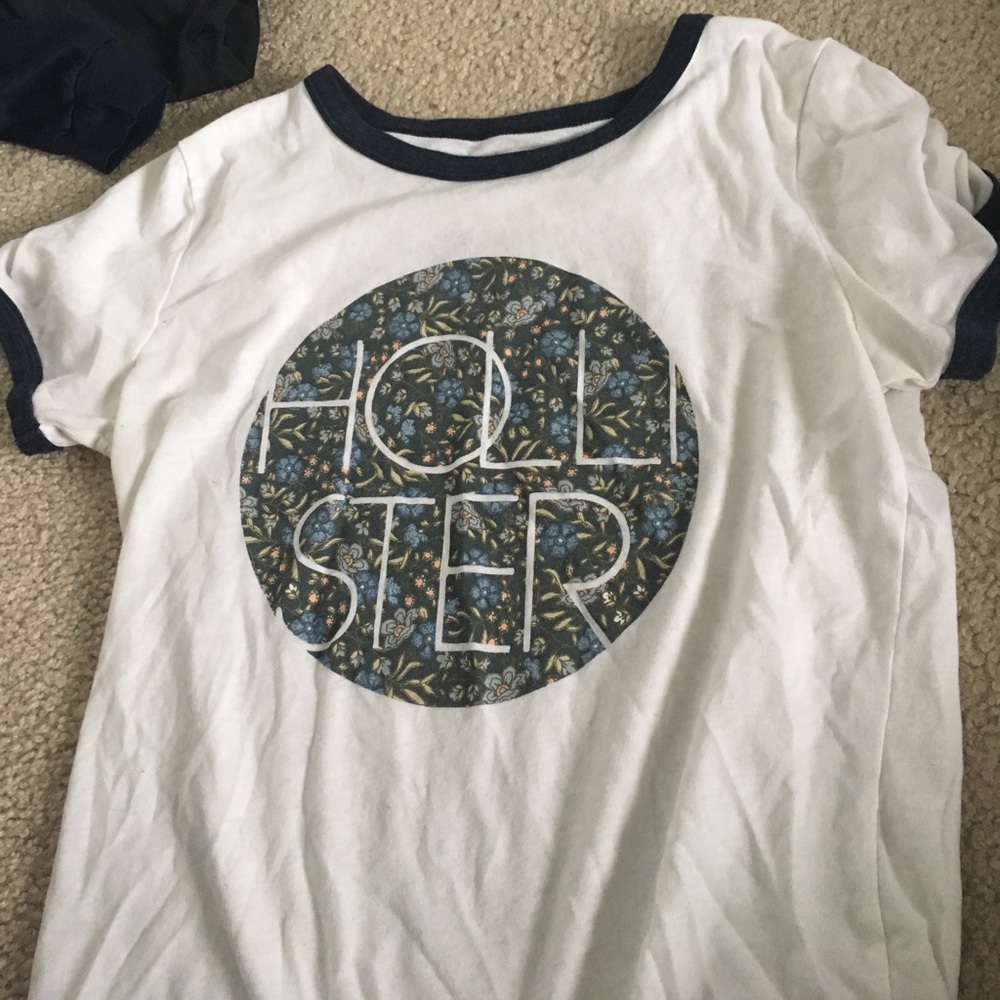Classic cuffed sleeve Hollister tee