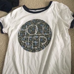 Classic cuffed sleeve Hollister tee