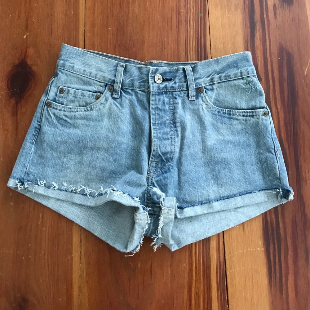 High waisted Levi light wash denim shorts