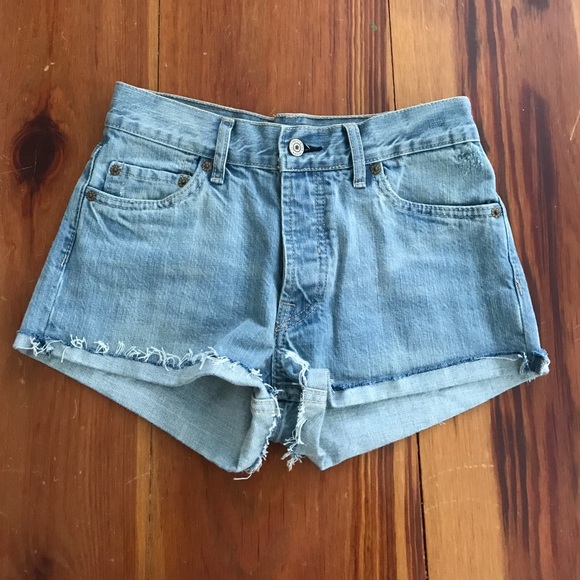 High waisted Levi light wash denim shorts - Picture 1 of 5
