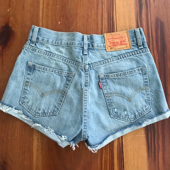 High waisted Levi light wash denim shorts - Picture 2 of 5