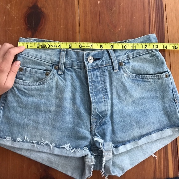 High waisted Levi light wash denim shorts - Picture 3 of 5