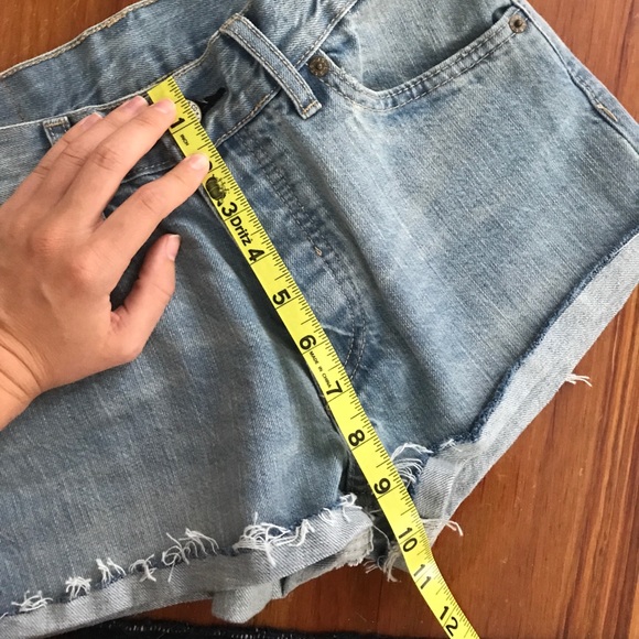 High waisted Levi light wash denim shorts - Picture 4 of 5