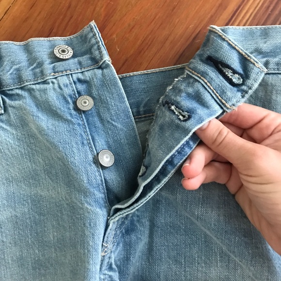 High waisted Levi light wash denim shorts - Picture 5 of 5