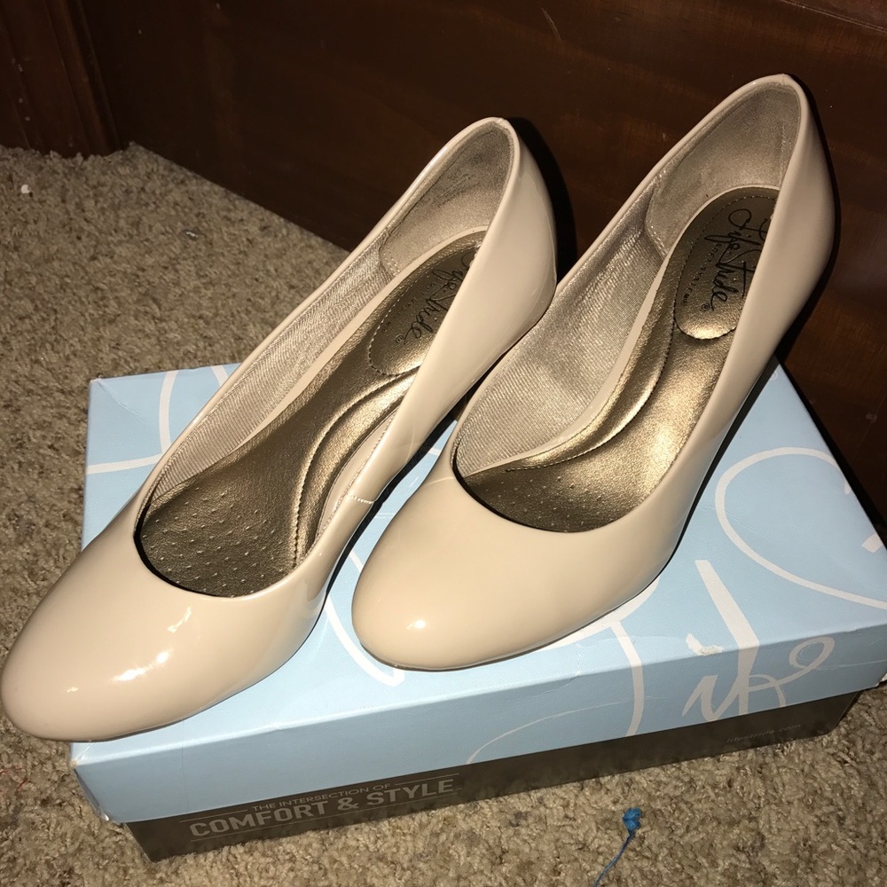 Life Stride Nude Pumps