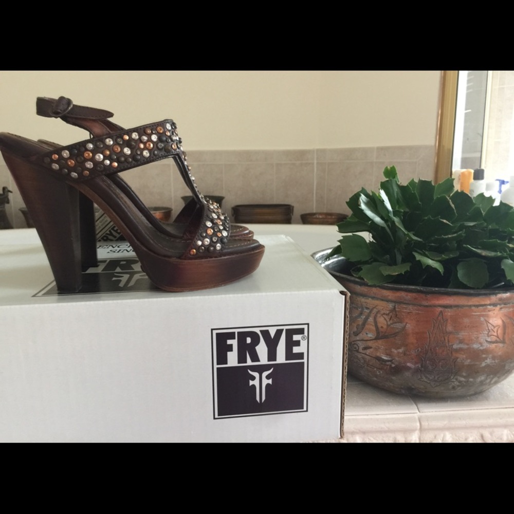Frye Joy Leather Studded T-strap Sandals