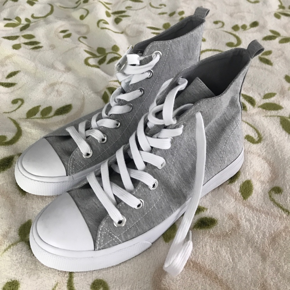 Cute gray sneakers 😊