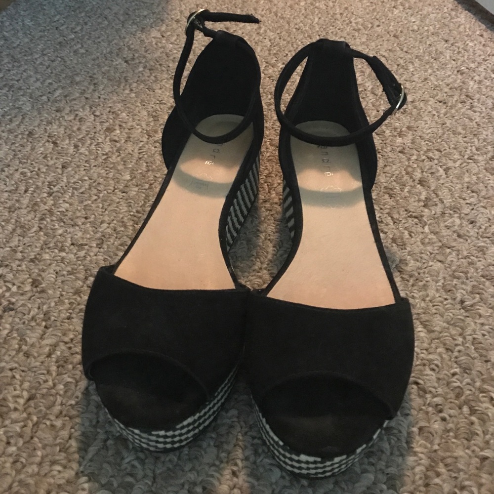 Black wedges with pattern